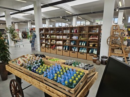 REGÁLOVÉ STĚNY od JPL mohou tvořit dělící stěny mezi prodejními odděleními